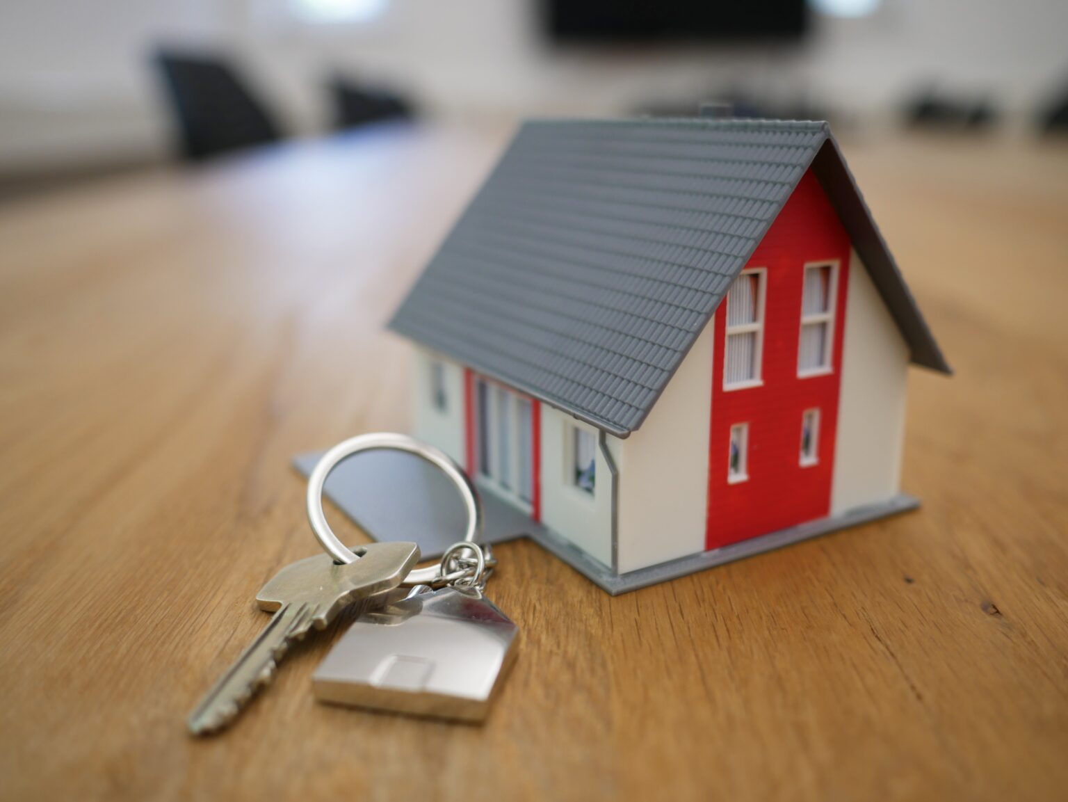 petite maison avec trousseau de clés sur une table
