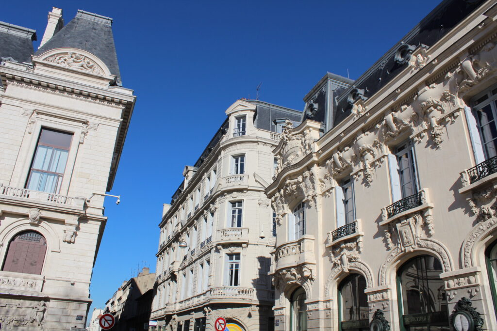 Photo immeubles anciens dans le centre ville de Saint-Étienne