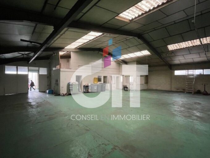 LOCAL D’ACTIVITE – 365m² – Réf. 2112